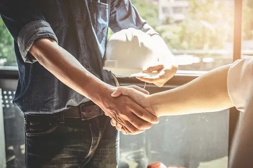 2 stucco contractors shaking hands